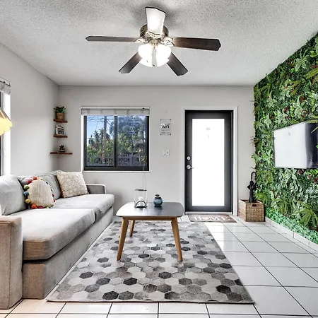 New 2Bedroom 2Bath House With Private Backyard & Jacuzzi